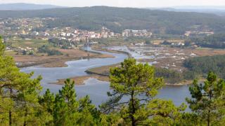 Vista del estuario del río Anllóns con la villa de Ponteceso al fondo
