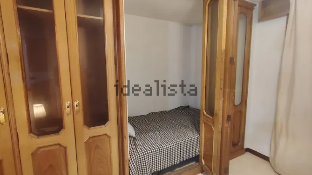 Estudio con cama dentro de un armario