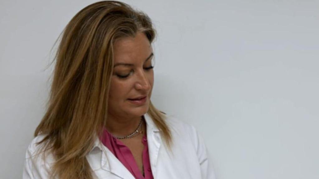 La doctora Araceli González se prepara para inyectar PDRN en una paciente.