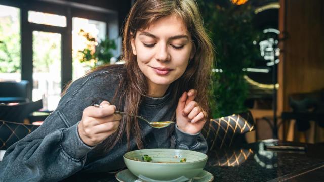Mujer comiendo.