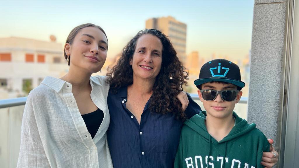 Hadas con sus dos hijos liberados