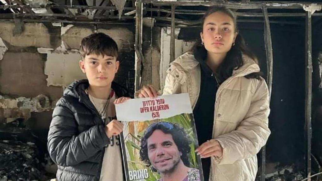 Los hijos de Hadas liberados con una foto de su padre secuestrado.