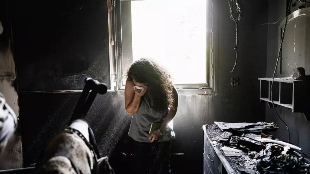 Hadas en su casa calcinada.