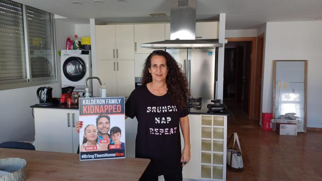 Hadas con el cartel por la liberación de sus hijos y su marido.