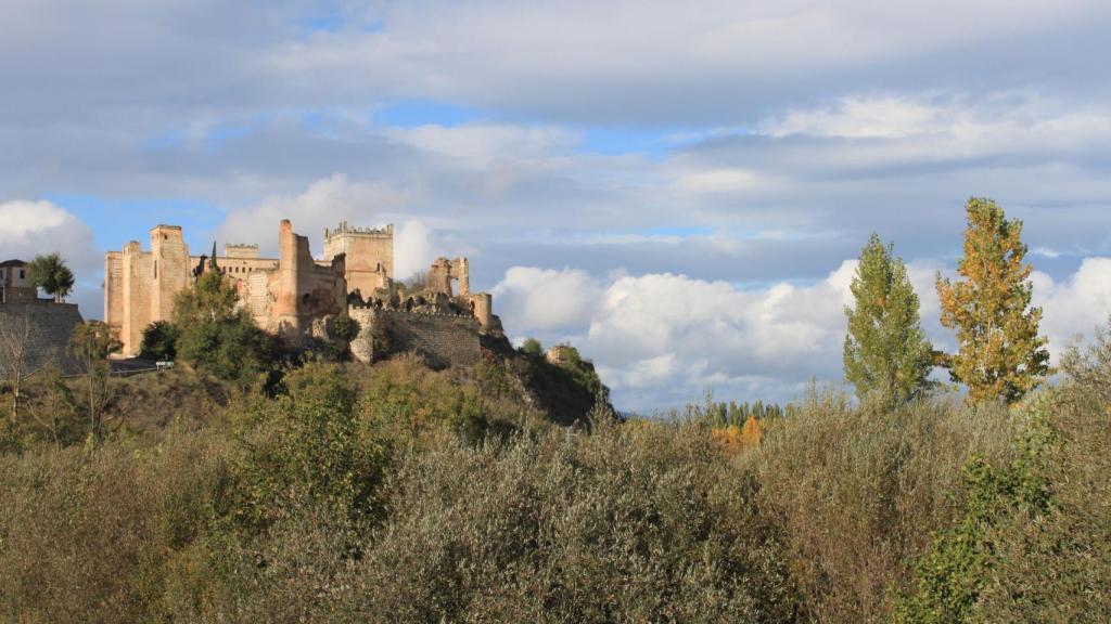Vista del castillo desde el puente sobre el río Alberche.