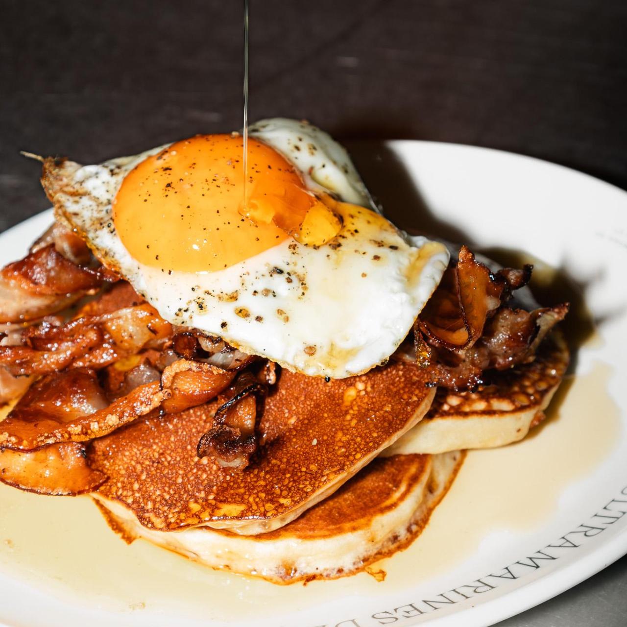 Las tortitas con bacon, huevo frito y sirope de arce de Ultramarines del Coso.