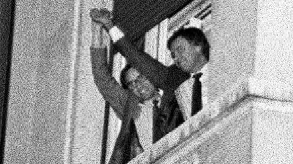 Felipe González y Alfonso Guerra saludan a sus simpatizantes tras la victoria de 1982.