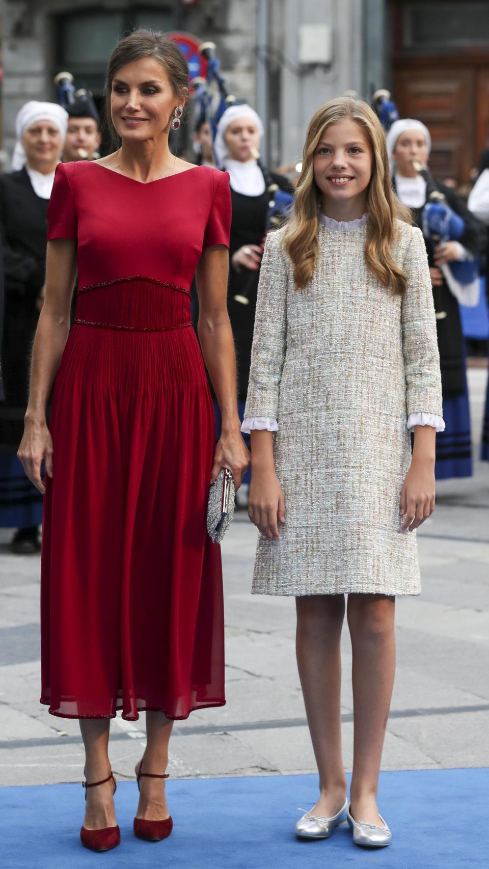 La reina Letizia, junto a la infanta Sofía, con el último vestido de Felipe Varela que estrenó. Premios Princesa de Asturias 2019.