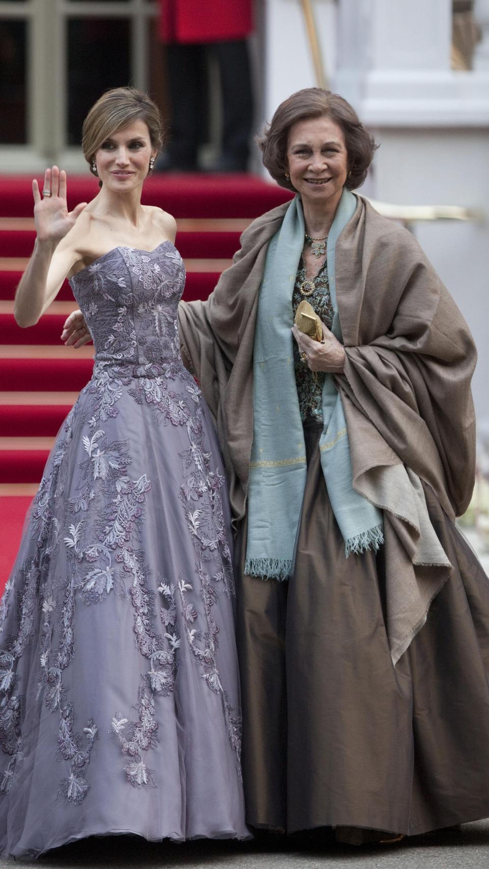 La reina Letizia, junto a la emérita Sofía, luciendo un vestido de Felipe Varela en la cena previa a la boda de Guillermo de Inglaterra y Kate Middleton.