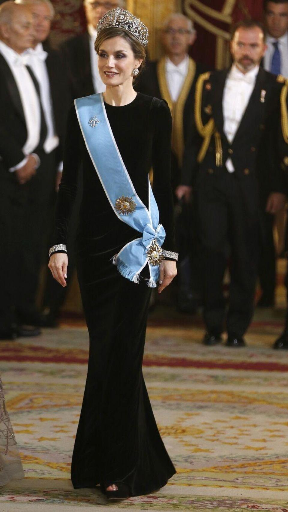 La reina Letizia, vestida por Felipe Varela, en la cena de Estado celebrada con motivo de la visita del presidente de Argentina, Mauricio Macri, en 2017.