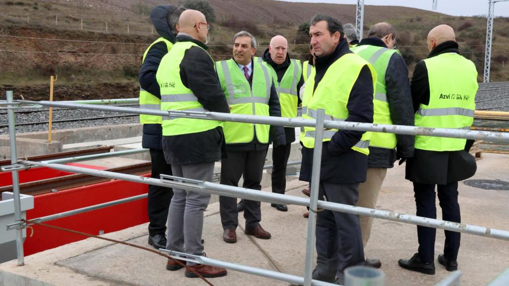 El consejero de Movilidad y el alcalde de Salamanca visitan las obras del Puerto Seco