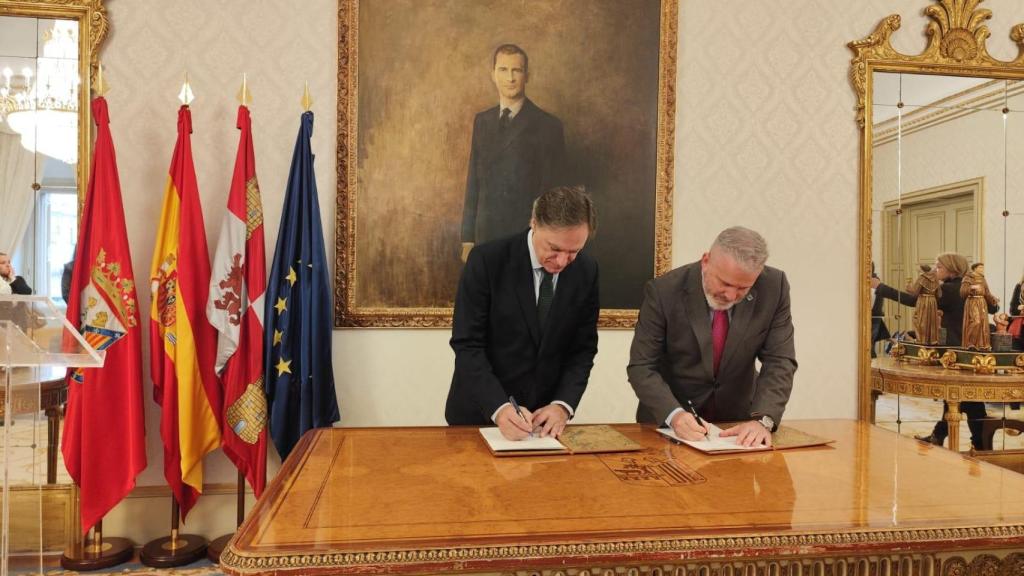 El alcalde de Salamanca, Carlos García Carbayo, y el presidente de la Junta de Semana Santa de Salamanca, Francisco Hernández, firman el convenio
