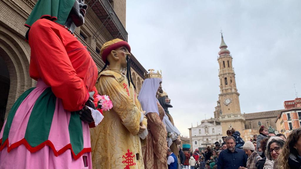 Los gigantes, a su salida del Ayuntamiento.