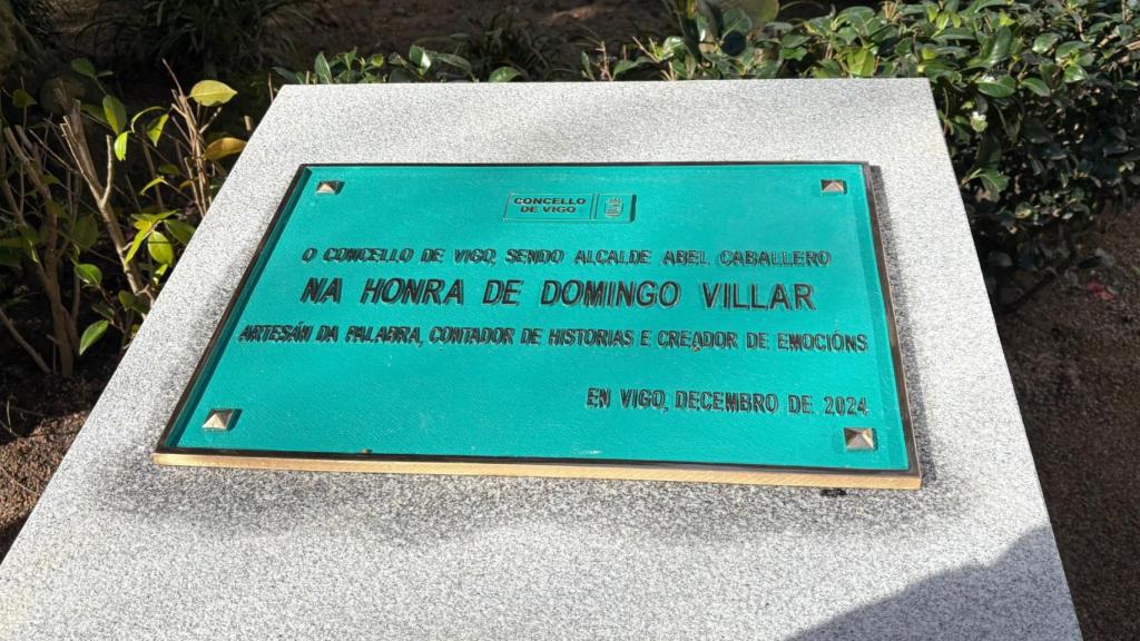 Placa en homenaje a Domingo Villar.