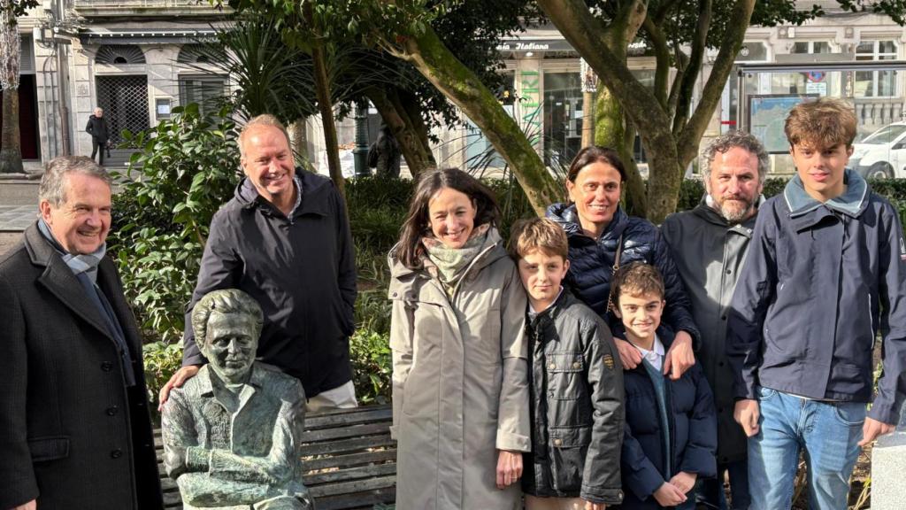 Abel Caballero y la familia de Domingo posa con la estatua.