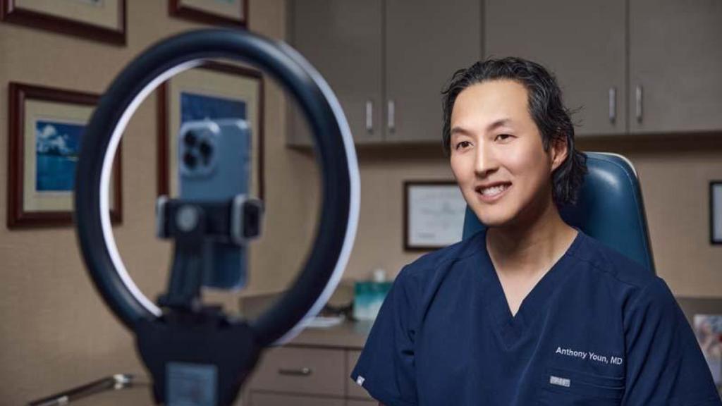 El cirujano plástico Anthony Yuon.