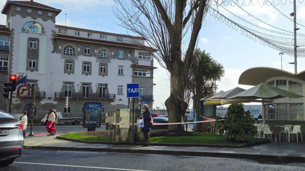 La parada de taxis de la plaza de Ourense, en A Coruña, estaba vacía esta mañana con motivo del paro de taxistas.