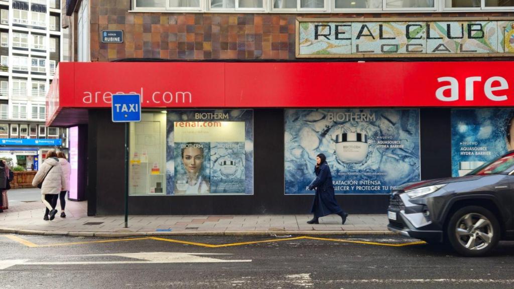 Paradas de taxi como la de la avenida Rubine, en A Coruña, estuvieron vacías este jueves por el paro de taxistas.