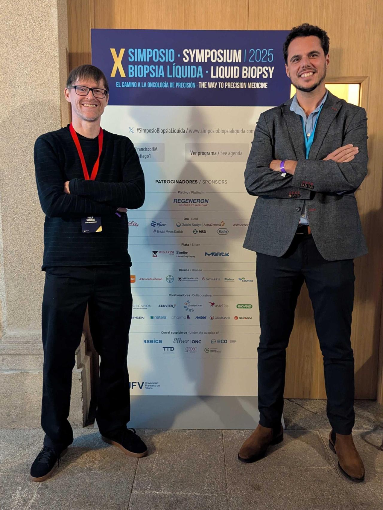 De izquierda a derecha: Phil Sandres (Head of Genomics) y João Curado (CEO)  en el simposio donde se ha presentado el nuevo estudio.