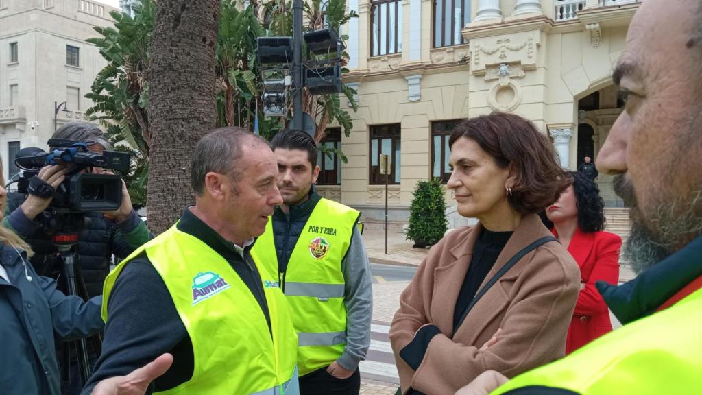 Imagen de la concejala de Movilidad, María Trinidad Hernández, junto con el presidente de AUMAD, Miguel Ángel Martín