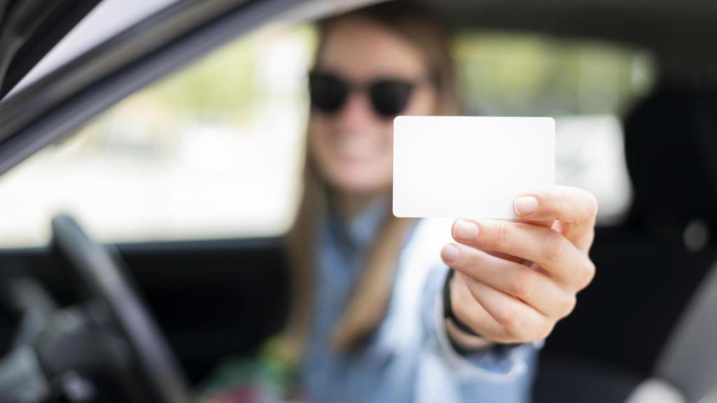 woman-holding-credit-card (1)