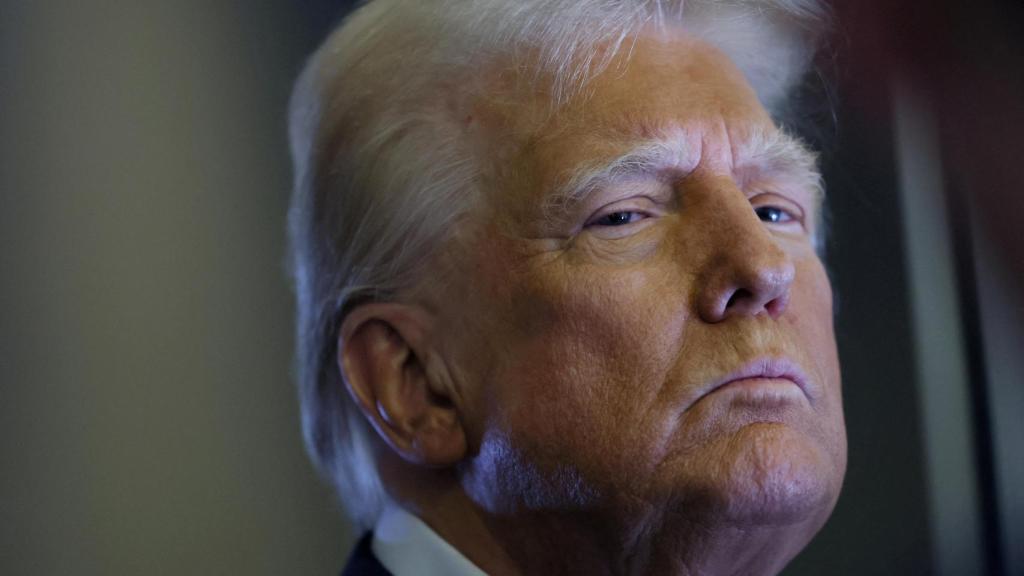 Trump habla con periodistas a bordo del Air Force One camino a Miami.