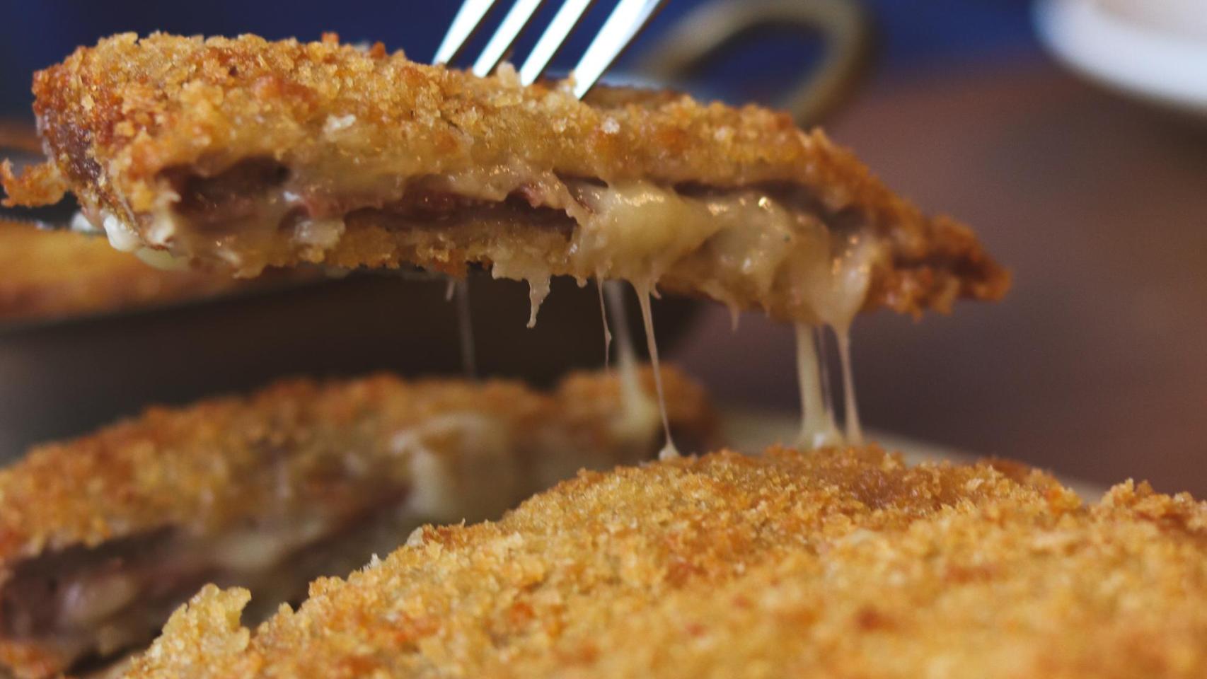 El delicioso cachopito de Asgaya, servido ya troceado para compartir fácilmente.