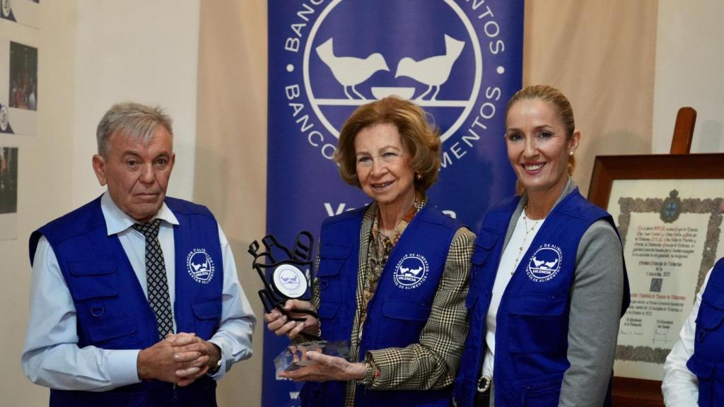 La Reina Sofía en el Banco de Alimentos de Valencia. EE