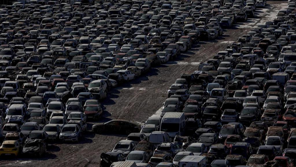 Desguace de vehículos afectados por la dana en Benaguacil. Rober Solsona / Europa Press