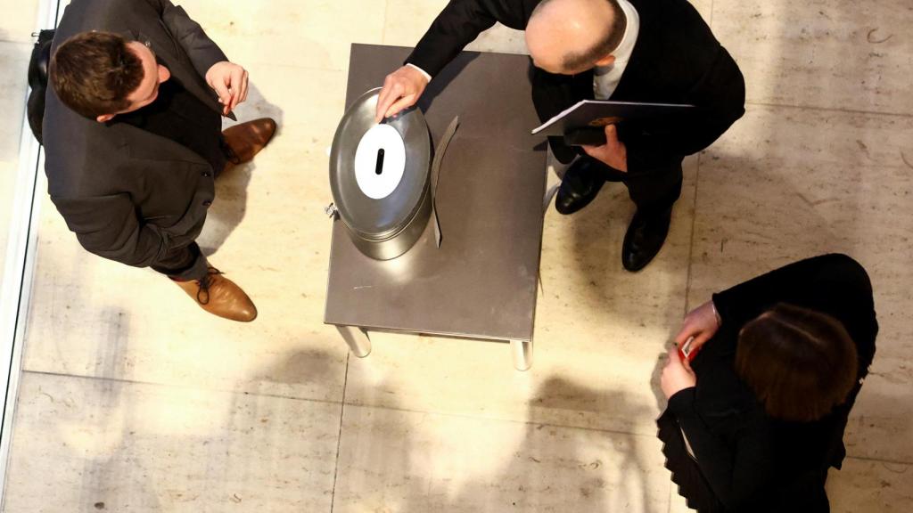 El canciller alemán Olaf Scholz vota, después de los ataques en Magdeburgo y Aschaffenburg, en Berlín, Alemania , el 29 de enero de 2025.