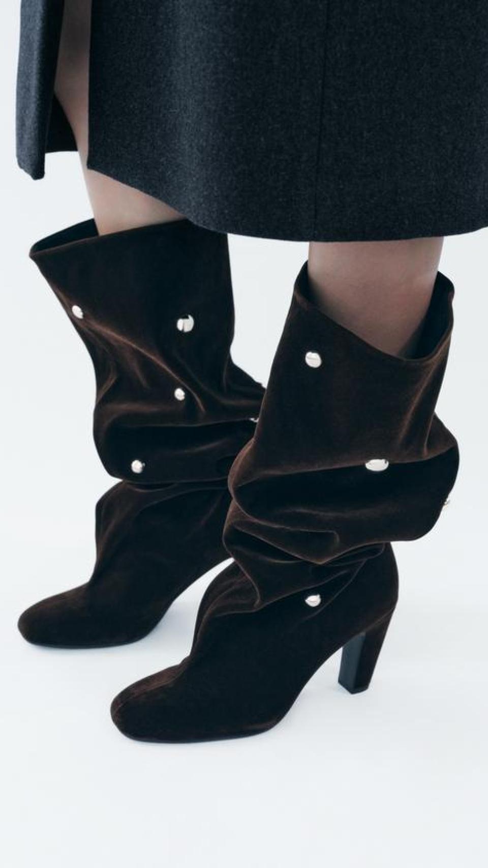 Botas tachuelas efecto terciopelo de Zara.