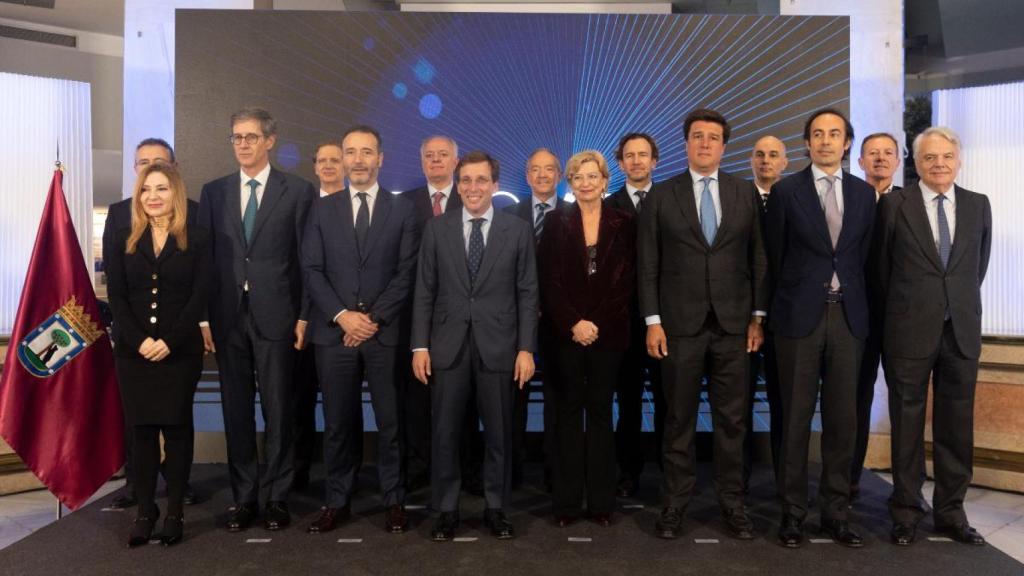 El alcalde de Madrid, José Luis Martínez-Almeida, y su delegada de Obras y Equipamientos, Paloma García Romero, acompañado de varios altos ejecutivos durante la presentación del convenio del nuevo AZCA, el pasado 8 de noviembre.