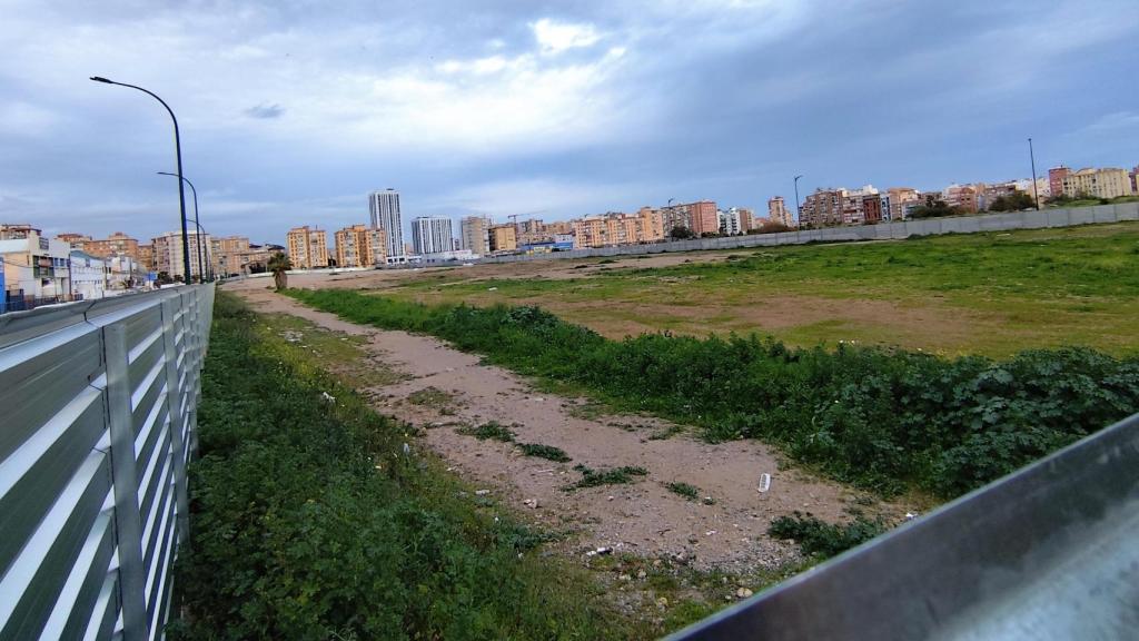 Imagen de la parcela norte de los antiguos suelos de Repsol, completamente vallada.