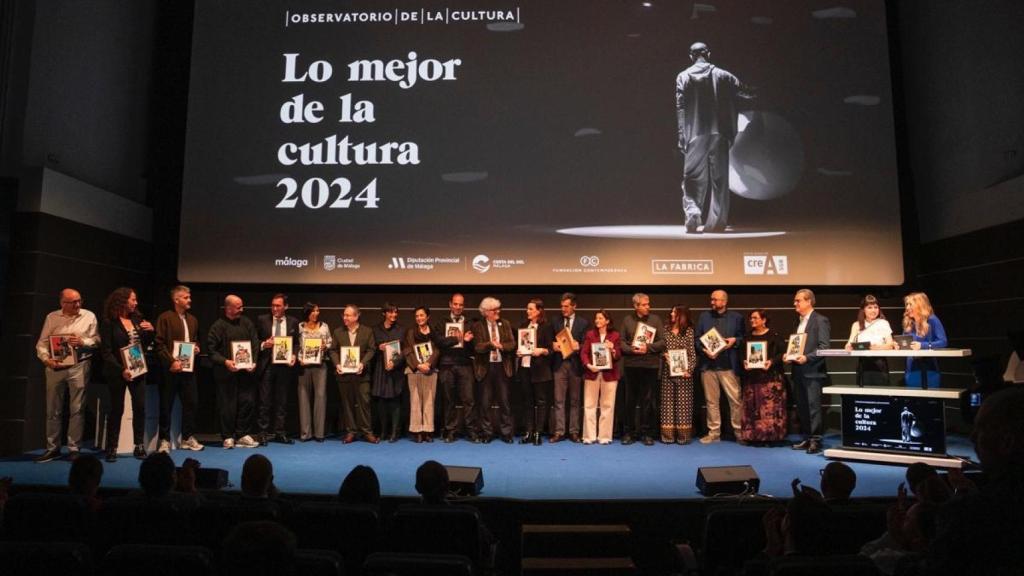 Acto de entrega de las 17 Insignias Culturales en la presentación del Observatorio de la Cultura 2024, en el Teatro Albéniz de Málaga, este miércoles. Foto: Fundación Contemporánea