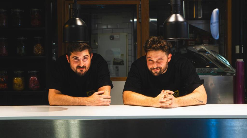 Jorge Calbarro y Aldo Sebastianelli, en la barra de su puesto, Gustoo.