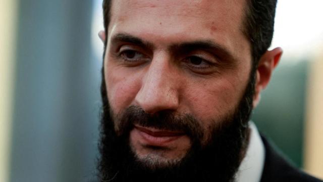 El líder de facto de Siria, Ahmed al- Sharaa, tras reunirse con el Ministro de Estado de Qatar en Damasco.