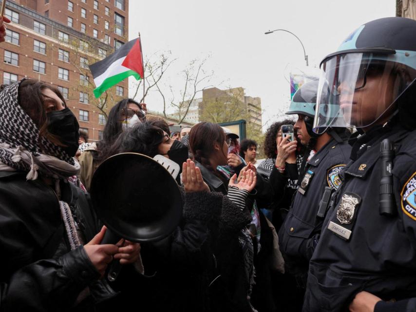 Agentes de Policía hacen guardia mientras manifestantes protestan en solidaridad con los organizadores de la acampada propalestina en el campus de la Universidad de Columbia,  el pasado 18 de abril.