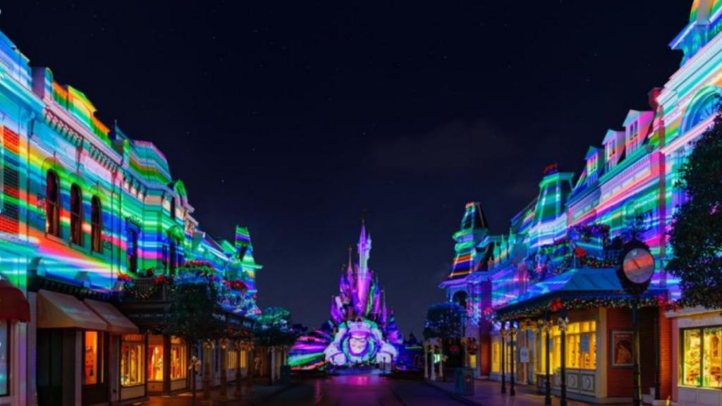 Todo Main Street iluminada en un momento de Tales of Magic.