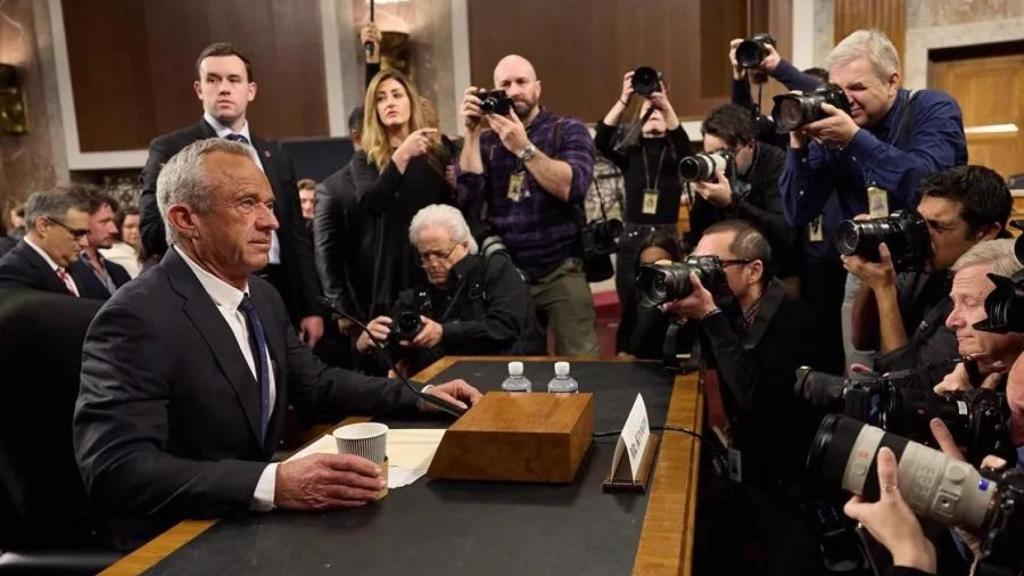 Robert Kennedy Jr. testifica durante su audiencia de confirmación en el edificio de oficinas del Senado.