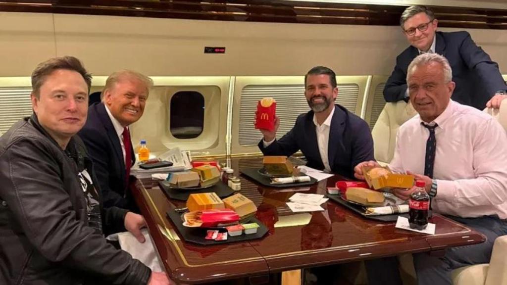 Captura de pantalla tomada de la cuenta oficial de X de @DonaldJTrumpJr donde se observa al presidente electo de EEUU, Donald Trump, al magnate Elon Musk, a Donald Trump Jr, y al político Robert F. Kennedy Jr, posando durante un vuelo el pasado noviembre.
