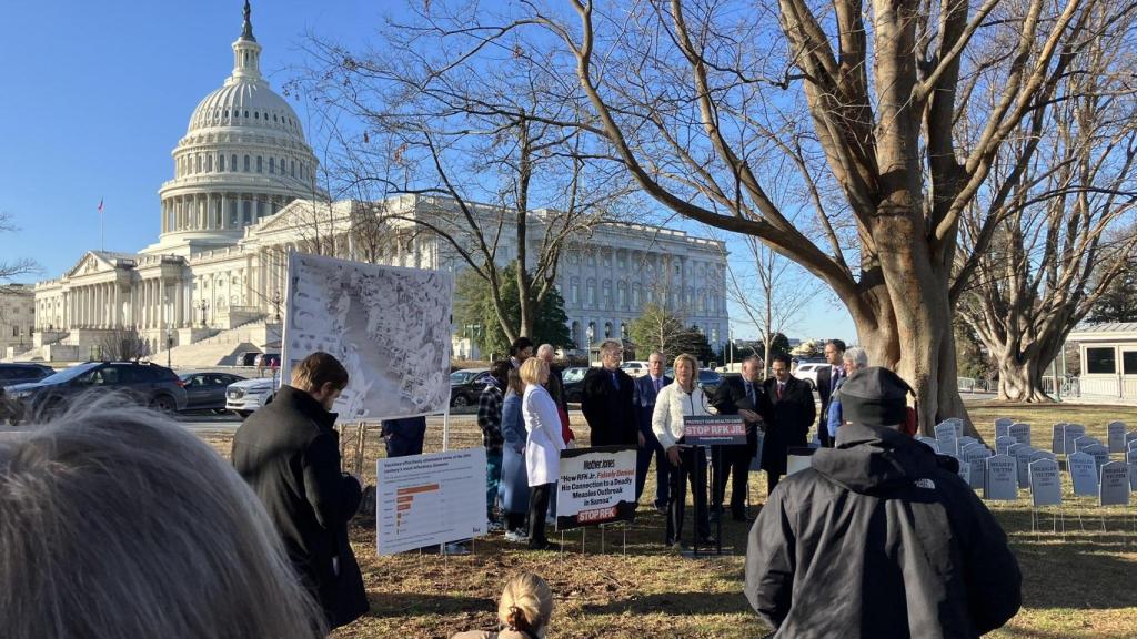 Protesta de Protect Our Care contra Robert F. Kennedy Jr.con lápidas simuladas por el brote de sarampión en Samoa.