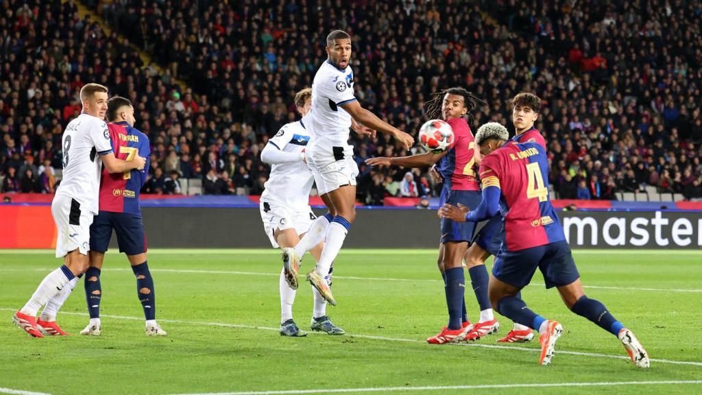 Araujo remata de cabeza en el partido entre el Barcelona y el Atalanta.