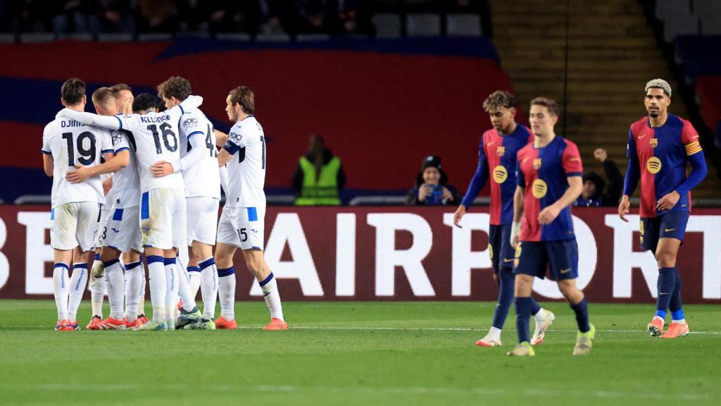 Los jugadores del Atalanta celebran un gol ante el Barcelona.
