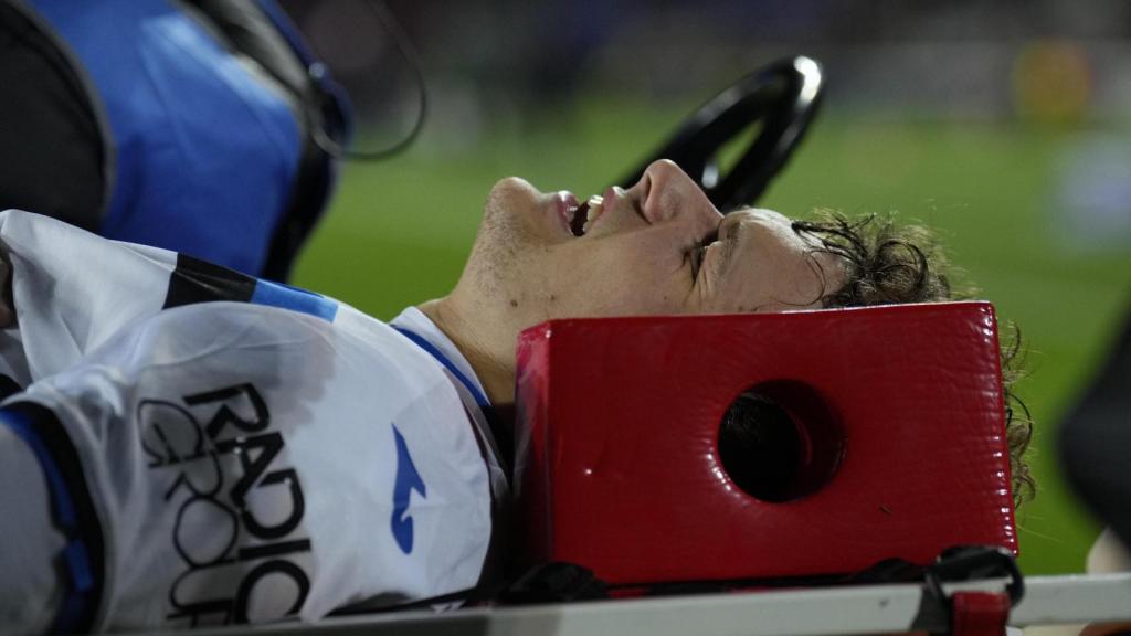 Scalvini tuvo que ser retirado en camilla.