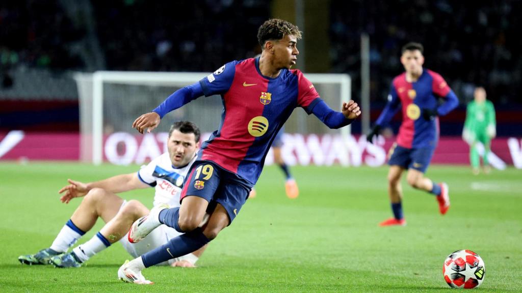 Lamine Yamal se lleva el balón.