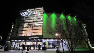 El centro comercial de Vallsur iluminado en verde por el Día Mundial contra el Cáncer en años anteriores