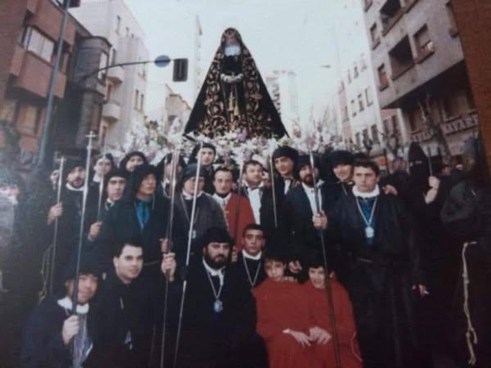 Fonsi, junto a otros compañeros de la confradía durante la Semana Santa de Zamora
