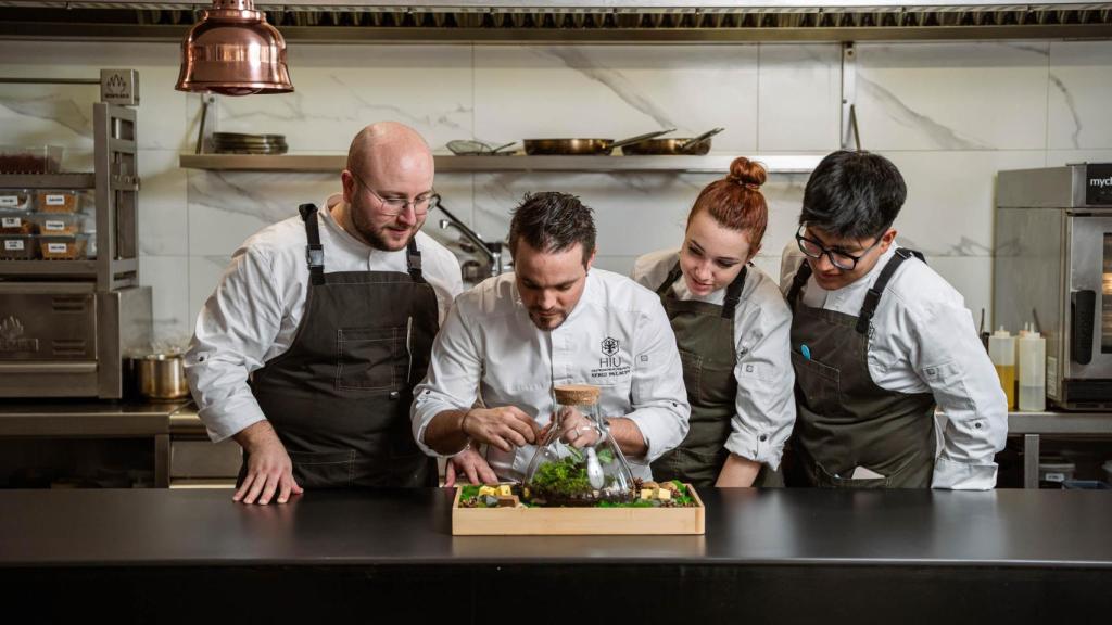 El chef Sergi Palacin y equipo.