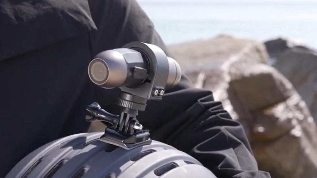 La Soocoo S50+ incluye un adaptador para instalarla en el casco o el manillar