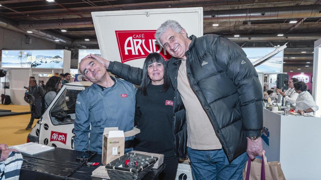 El equipo de Cafés Aruba con Fernando Romay en su visita al stand de la Diputación de A Coruña.